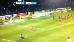Ronaldinho sigue maravillando: casi anota golazo de tiro libre