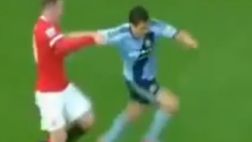 Rooney fue expulsado por esta patada a un jugador contrario