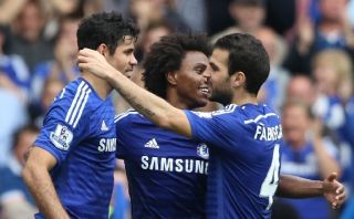 Chelsea goleó 3-0 y sigue como líder de la Premier League