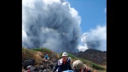 Volcán en erupción deja un muerto y más de 30 heridos en Japón