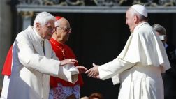 Francisco y Benedicto XVI juntos en reunión por los ancianos