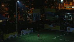 Una cancha de fútbol se ilumina con la energía de los jugadores