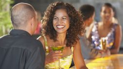 Los hombres prefieren a las mujeres veinteañeras reveló estudio