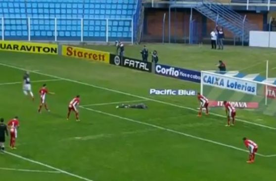 Para no creerlo: arquero brasileño cometió doble 'blooper'