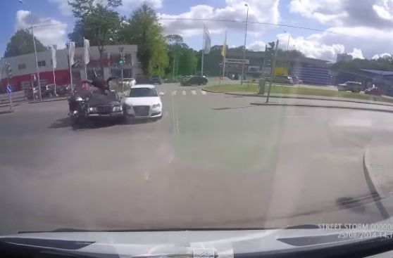 VIDEO: Una moto se pasa el semáforo y choca con dos autos
