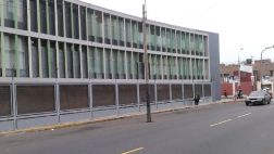 ¿Qué hace un poste en medio de la pista?