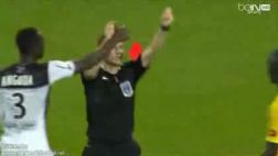 Jugador le quitó la tarjeta al árbitro para evitar expulsión