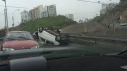 Venezolano resultó herido tras vuelco de su auto en Miraflores