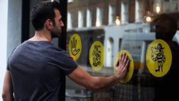 Mira esta novedosa ventana que conversa con los transeúntes