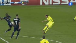 Jugador del PSG recibió un pelotazo en la zona que más duele