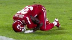 Polémica en NFL: musulmán celebró rezando y fue sancionado