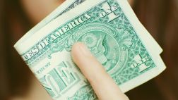 ¿Qué cosas puedes comprar con un dólar viajando por Europa?