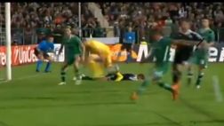 ¡Qué hiciste Chicharito! Tenía todo para anotar y la 'despejó'