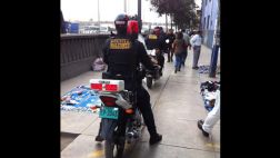 ¿Quién respeta la ley? Policías en moto cruzan por esta vereda
