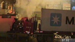 Tráiler atropelló a mujer ambulante, chocó y se incendió