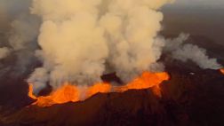 Impresionante erupción volcánica captada con drones en Islandia