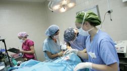Médicos de EE.UU. operan gratis a pacientes con males cardiacos