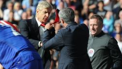 Arsene Wenger y José Mourinho se empujaron al borde del campo
