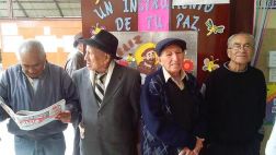 Adultos mayores hacen cola por demora en instalación de mesas