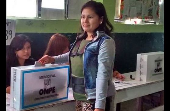 Fiorela Nolasco acudió a votar con chaleco antibalas