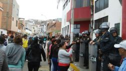 Pucusana: vecinos continúan protestas frente a municipio