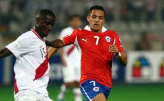 Alexis Sánchez y Bravo llegaron a Chile para jugar ante Perú
