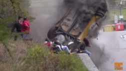 Se salvan de ser arrollados por este auto de milagro