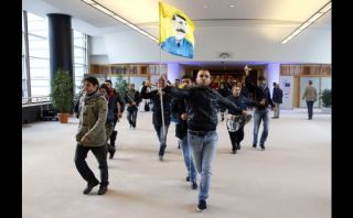 Un centenar de kurdos irrumpen en el Parlamento Europeo