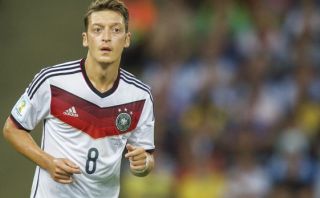 Mesut Özil se lesionó y será baja en Arsenal por tres meses
