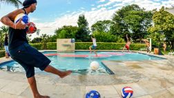 Ronaldinho y el singular reto que pasó para la televisión
