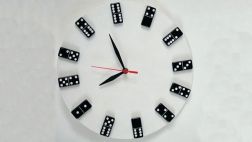 Aprende a construir un reloj con fichas de dominó
