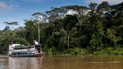 Cadáver de policía abatido por piratas de río llegó a Iquitos