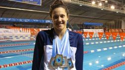 Casi deja la natación por mal congénito y hoy es campeona
