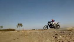 Mira la espectacular caída de este motociclista en Marruecos