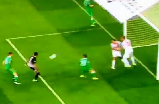 ¡Increíble! Lo sacan al portero por este autogol en su arco