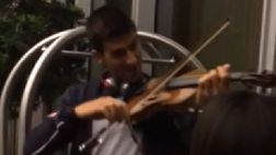 Mira cómo Novak Djokovic toca el violín en Shanghái