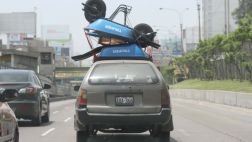 Un station wagon traslada así una carretilla por la Vía Expresa