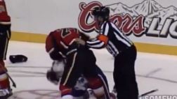 Brutal: jugador de hockey golpea cara de rival contra el hielo
