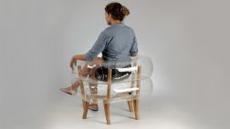 Este novedoso mueble inflable es transparente y ahorra espacio