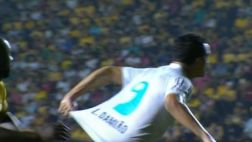 Jugador jaló su camiseta para simular falta y su DT lo criticó