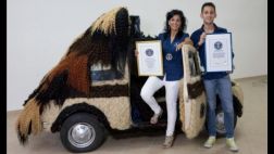 ÚNICO: Un Fiat 500 cubierto con 120 kilos de pelo