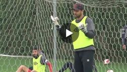 Mira a Claudio Pizarro como arquero en práctica de la selección