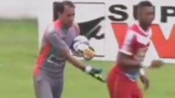 Portero fue expulsado por...¿tocar el trasero del rival?