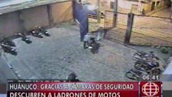 Mira cómo estos delincuentes se llevan motos de un colegio