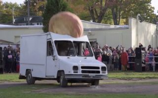 YouTube: aplastan camioneta con calabaza de 550 kilos