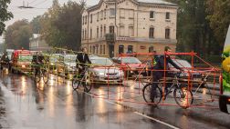 Ciclistas transforman sus bicicletas en carros