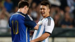 Lionel Messi firmó camiseta de un hincha en pleno partido