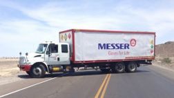 Este camión volteó en 'U' en plena Panamericana Sur