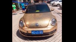 Volkswagen Beetle cubierto con 10 mil monedas