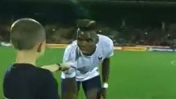 Pogba quiso darle su short a un niño y el pequeño no lo recibió
